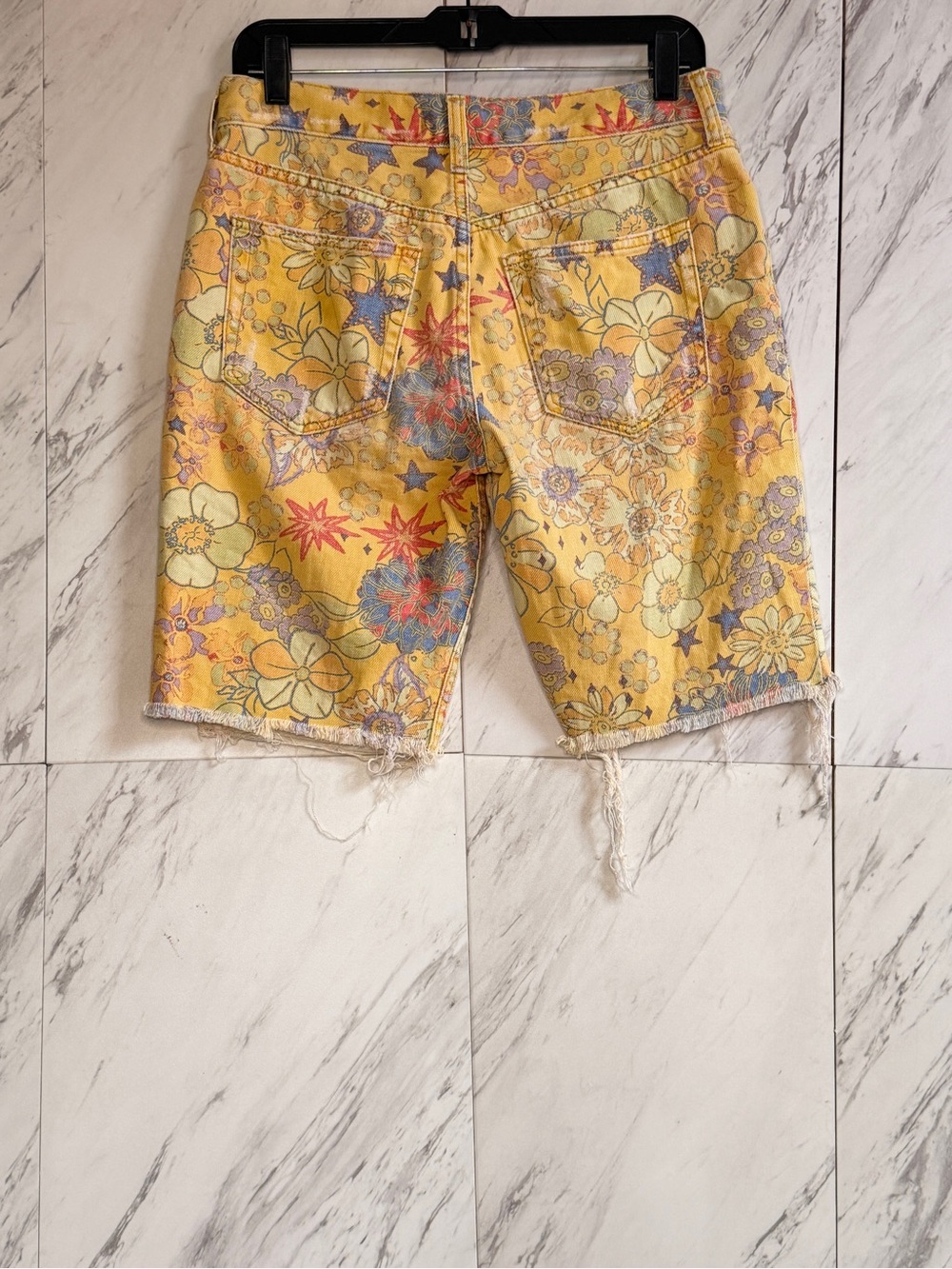 Free People We The Free Alani Printed Cutoff Yellow Floral Bermuda Shorts SZ 27 - Picture 7 of 9